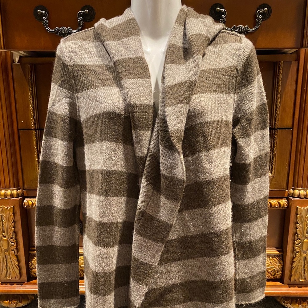 Vince thigh length cardigan.